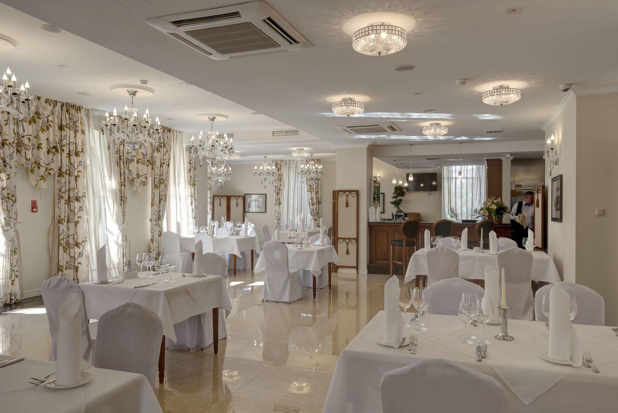 Hotel Willa Hueta Kielce Exterior foto